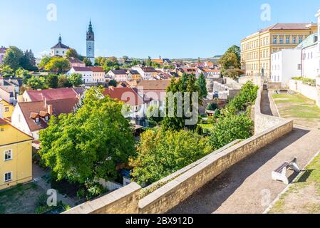 Stadtbild von Litomerice mit barockem Stephansdom und Glockenturm, Litomerice, Tschechische Republik. Blick von den Befestigungsmauern und Bailey. Stockfoto