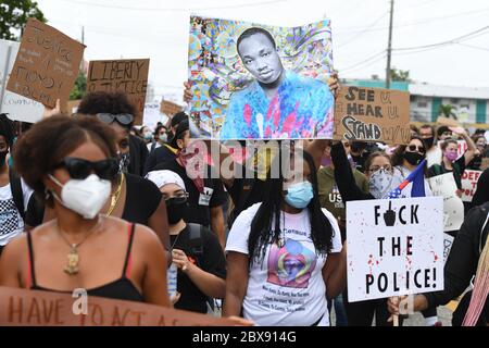 Wynwood, FL, USA. Juni 2020. Während der Proteste gegen George Floyd am 5. Juni 2020 in Wynwood, Florida, werden Demonstranten mit Schildern und Demonstrationen gesehen. Quelle: Mpi04/Media Punch/Alamy Live News Stockfoto