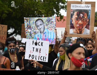 Wynwood, FL, USA. Juni 2020. Während der Proteste gegen George Floyd am 5. Juni 2020 in Wynwood, Florida, werden Demonstranten mit Schildern und Demonstrationen gesehen. Quelle: Mpi04/Media Punch/Alamy Live News Stockfoto