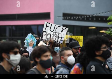 Wynwood, FL, USA. Juni 2020. Während der Proteste gegen George Floyd am 5. Juni 2020 in Wynwood, Florida, werden Demonstranten mit Schildern und Demonstrationen gesehen. Quelle: Mpi04/Media Punch/Alamy Live News Stockfoto