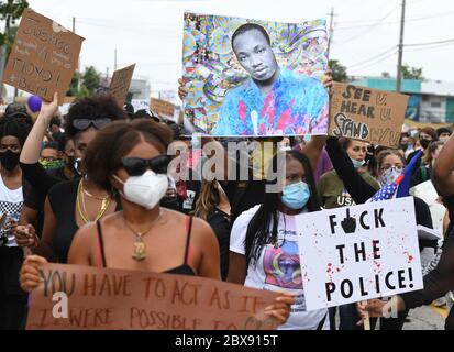 Wynwood, FL, USA. Juni 2020. Während der Proteste gegen George Floyd am 5. Juni 2020 in Wynwood, Florida, werden Demonstranten mit Schildern und Demonstrationen gesehen. Quelle: Mpi04/Media Punch/Alamy Live News Stockfoto