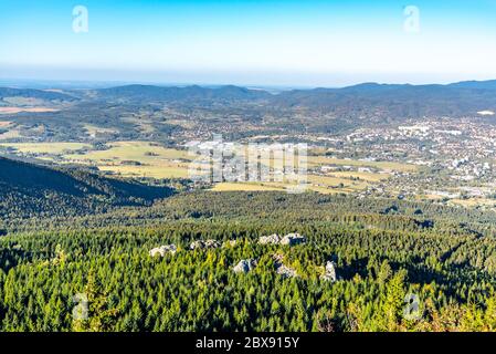 Luftaufnahme der Stadt Liberec und des Isergebirges vom Jested Berg an sonnigen Sommerabend. Tschechische Republik. Stockfoto