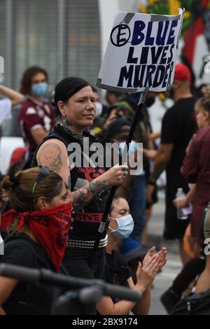 Wynwood, FL, USA. Juni 2020. Während der Proteste gegen George Floyd am 5. Juni 2020 in Wynwood, Florida, werden Demonstranten mit Schildern und Demonstrationen gesehen. Quelle: Mpi04/Media Punch/Alamy Live News Stockfoto