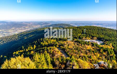 Luftaufnahme des Jested Ridge von Jested Mountain an sonnigen Sommerabend. Tschechische Republik. Stockfoto