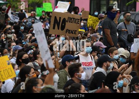 Wynwood, FL, USA. Juni 2020. Während der Proteste gegen George Floyd am 5. Juni 2020 in Wynwood, Florida, werden Demonstranten mit Schildern und Demonstrationen gesehen. Quelle: Mpi04/Media Punch/Alamy Live News Stockfoto