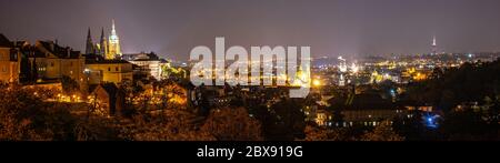Panorama der Prager Burg und der Kleinseite bei Nacht. Blick vom Petrin Hill. Prag, Tschechische Republik. Stockfoto