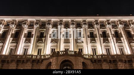 Vorderansicht des beleuchteten Cernin-Palastes bei Nacht, Sitz des Außenministeriums, Prag, Tschechische Republik. Stockfoto