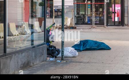 Eine obdachlose Clochard schläft direkt auf der Straße in der Rue Neuve in der Altstadt von Brüssel, Belgien, 1. januar 2020 Stockfoto