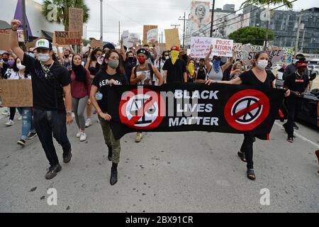 Wynwood, FL, USA. Juni 2020. Während der Proteste gegen George Floyd am 5. Juni 2020 in Wynwood, Florida, werden Demonstranten mit Schildern und Demonstrationen gesehen. Quelle: Mpi04/Media Punch/Alamy Live News Stockfoto