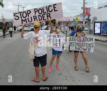 Wynwood, FL, USA. Juni 2020. Während der Proteste gegen George Floyd am 5. Juni 2020 in Wynwood, Florida, werden Demonstranten mit Schildern und Demonstrationen gesehen. Quelle: Mpi04/Media Punch/Alamy Live News Stockfoto