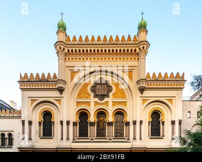 Malerische Fassade der Spanischen Synagoge in Josefov, Prag, Tschechische Republik. Stockfoto