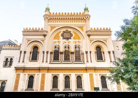 Malerische Fassade der Spanischen Synagoge in Josefov, Prag, Tschechische Republik. Stockfoto