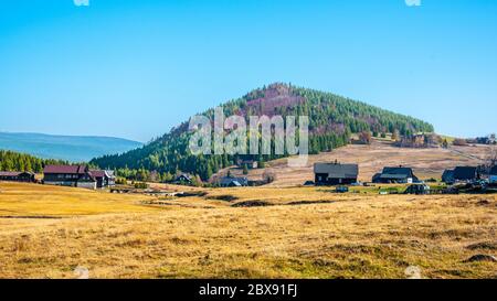 Berg Bukovec oberhalb der Ortschaft Jizerka im Isergebirge, Tschechische Republik. Klarer sonniger Tag. Stockfoto