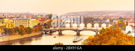 Prag Brücken über die Moldau am Abend, Praha, Tschechische Republik. Stockfoto