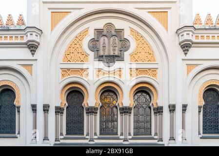 Malerische Fenster der Spanischen Synagoge in Josefov, Prag, Tschechische Republik. Detailansicht. Stockfoto