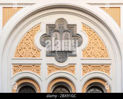 Malerische und ornamentale Detail der Fassade der Spanischen Synagoge in Josefov, Prag, Tschechische Republik. Stockfoto