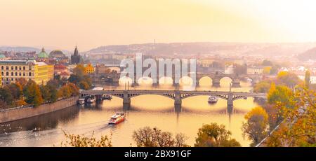 Prag Brücken über die Moldau am Abend, Praha, Tschechische Republik. Stockfoto