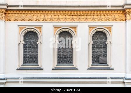 Malerische Fenster der Spanischen Synagoge in Josefov, Prag, Tschechische Republik. Detailansicht. Stockfoto