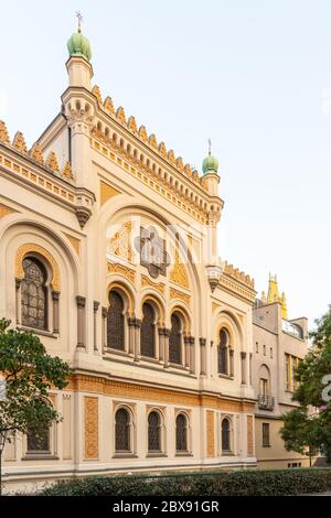 Malerische Fassade der Spanischen Synagoge in Josefov, Prag, Tschechische Republik. Stockfoto