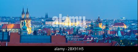 Prag Abend Stadtbild mit beleuchteten Gebäude des Nationalmuseums, Prag, Tschechische Republik. Panoramablick von Letna. Stockfoto