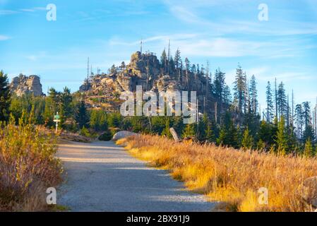 Granitfelsen mit Holzkreuz auf dem Gipfel des Hochsteins bei Dreissesselberg, Tristolicnik. Grenze zwischen Bayerischer Wald in Deutschland und dem Böhmischen Nationalpark Sumava. Stockfoto