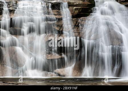 Mumlava Wasserfall im Herbst, Harrachov, Riesengebirge, Nationalpark Riesengebirge, Tschechische Republik Stockfoto