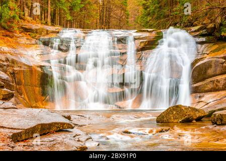 Mumlava Wasserfall im Herbst, Harrachov, Riesengebirge, Nationalpark Riesengebirge, Tschechische Republik Stockfoto