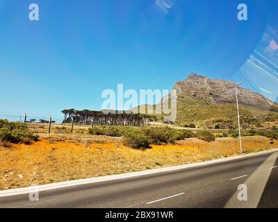 Fahren Sie durch die Berge in Kapstadt, Südafrika. Vorsicht aus dem Autofenster. Stockfoto