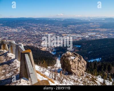 Blick auf Liberc Stadt vom Jested Berg, Tschechische Republik. Stockfoto