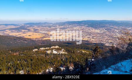 Blick auf Liberc Stadt vom Jested Berg, Tschechische Republik. Stockfoto