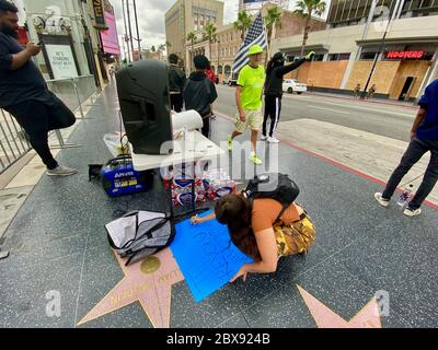 Hollywood, Kalifornien, USA. Juni 2020. Hollywood, CA, 5. Juni George Flloyd und Black Lives Matter protestieren am GraumanÃs Chinese Theatre, mit der Nationalgarde. Quelle: Amy Katz/ZUMA Wire/Alamy Live News Stockfoto