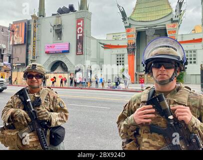 Hollywood, Kalifornien, USA. Juni 2020. Die Nationalgarde patrouilliert diese Woche nach gewalttätigen Ausschreitungen letzte Woche in Hollywood, Kalifornien. Am 5. Juni war der Protest von George Flloyd und Black Lives Matter im GraumanÃs Chinese Theatre friedlich und freudig. TodayÃs Quelle: Amy Katz/ZUMA Wire/Alamy Live News Stockfoto