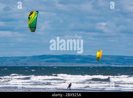 Firth of Forth, Schottland, Großbritannien, 6. Juni 2020. UK Wetter: Eine Gruppe von Kitesurfern kehren nach Lockdown Lockdown Lockerung einige Outdoor-Sportarten ermöglicht. Nach einem langweiligen Start an einem stürmischen Tag kam die Sonne heraus, um genau die richtigen Bedingungen in Broadsands Bay zu schaffen Stockfoto