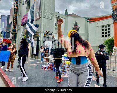 Hollywood, Kalifornien, USA. Juni 2020. Hollywood, CA, 5. Juni George Flloyd und Black Lives Matter protestieren am GraumanÃs Chinese Theatre, mit der Nationalgarde. Quelle: Amy Katz/ZUMA Wire/Alamy Live News Stockfoto