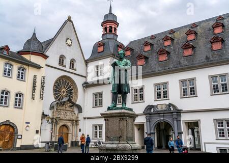 Das Johannes-Müller-Denkmal auf dem Jesuitenplatzes vor dem Rathaus der Stadt Koblenz, Rheinland-Pfalz, Deutschland Stockfoto