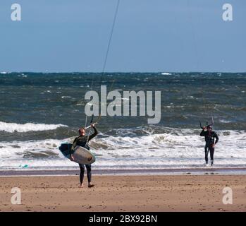 Firth of Forth, Schottland, Großbritannien, 6. Juni 2020. UK Wetter: Eine Gruppe von Kitesurfern kehren nach Lockdown Lockdown Lockerung einige Outdoor-Sportarten ermöglicht. Nach einem langweiligen Start an einem stürmischen Tag kam die Sonne heraus, um genau die richtigen Bedingungen in Broadsands Bay zu schaffen Stockfoto