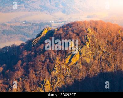 Frydlatske cimburi Granitfelsen auf dem Kamm mitten im Buchenwald des Isergebirges, Tschechische Republik. Stockfoto