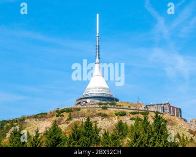 Jested - einzigartiges architektonisches Gebäude. Hotel- und TV-Sender auf der Spitze von Jested Mountain, Liberec, Tschechien. Stockfoto