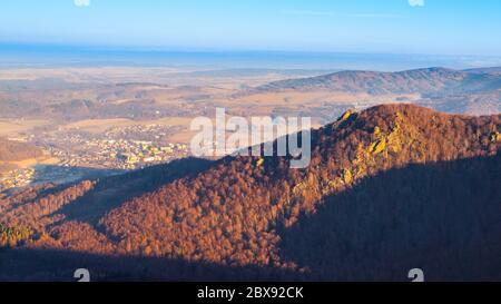 Frydlatske cimburi Granitfelsen auf dem Kamm mitten im Buchenwald des Isergebirges, Tschechische Republik. Stockfoto