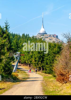 Jested - einzigartiges architektonisches Gebäude. Hotel- und TV-Sender auf der Spitze von Jested Mountain, Liberec, Tschechien. Stockfoto