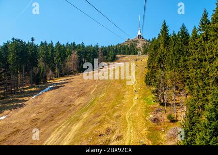 Jested - einzigartiges architektonisches Gebäude. Hotel- und TV-Sender auf der Spitze von Jested Mountain, Liberec, Tschechien. Stockfoto