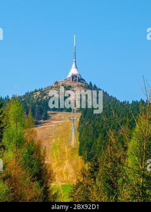 Jested - einzigartiges architektonisches Gebäude. Hotel- und TV-Sender auf der Spitze von Jested Mountain, Liberec, Tschechien. Stockfoto