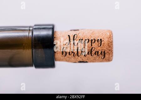Vorlage für Glückwunschkarte. Nahaufnahme aus Weinkorken. Bester Geburtstag Hintergrund. Stockfoto