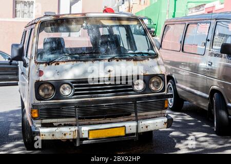 Alte, dreckige, verrostete Kleinwagen, Bo-Kaap Viertel, Kapstadt, Südafrika. Stockfoto