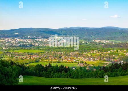 Liberec Stadtpanorama mit Isergebirge im Hintergrund, Tschechische Republik. Sonniger Frühlingstag. Stockfoto