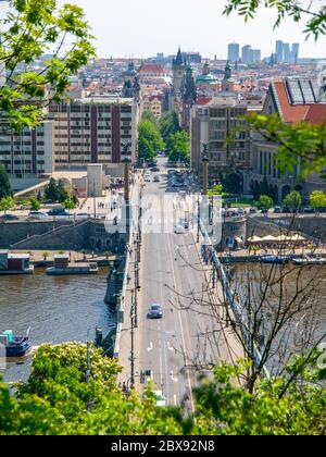 Cech Brücke über die Moldau und die Parizska Straße in Prag, Tschechische Republik. Stockfoto