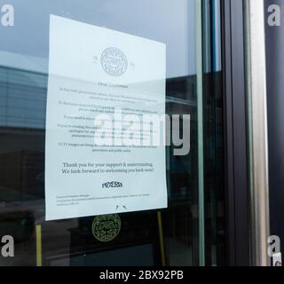 New Brighton, UK: 3. Juni 2020: Ein Plakat im Fenster eines Pizza Express Restaurants besagt, dass das Geschäft geschlossen ist. Dies ist auf die c zurückzuführen Stockfoto