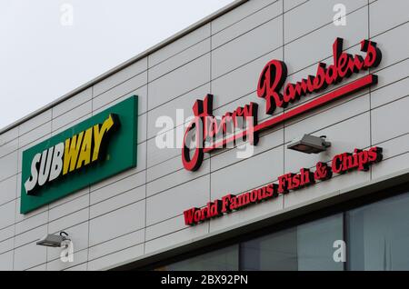 New Brighton, UK: 3. Juni 2020: Ein allgemeiner Überblick über das Firmenlogo und die Beschilderung für Subway und Harry Ramsdens, die Nachbarn in New Birghton sind Stockfoto