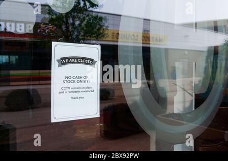 New Brighton, UK: 3. Juni 2020: Ein Plakat im Fenster eines Hungry Horse Pubs besagt, dass das Geschäft geschlossen ist. Dies ist auf die covid-19 zurückzuführen Stockfoto