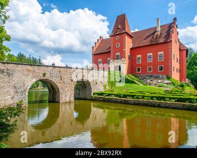 Renaissance-Schloss Cervena Lhota in Südböhmen, Tschechische Republik. Idyllische und malerische Märchenburg auf der kleinen Insel spiegelt sich im romantischen See wider. Stockfoto